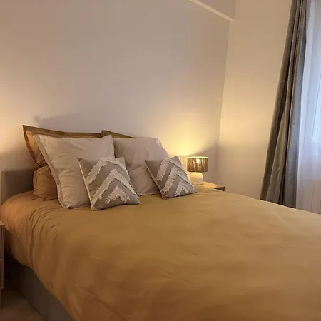 2 Or 4 People Eiffel Tower And Invalides Párizs