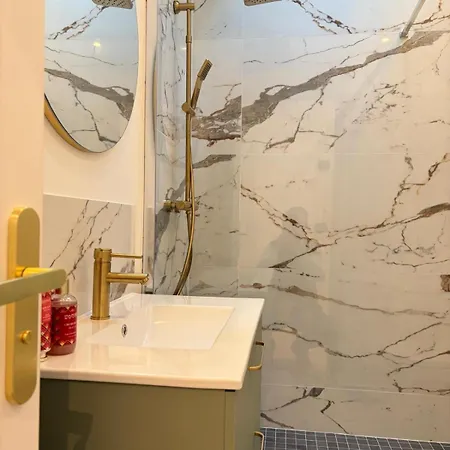 2 Or 4 People Eiffel Tower And Invalides Párizs